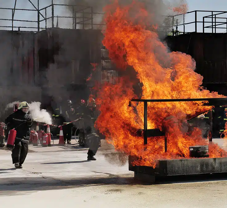Equipos de grandes empresas compiten en diferentes pruebas para concienciar sobre la importancia de saber extinguir un fuego