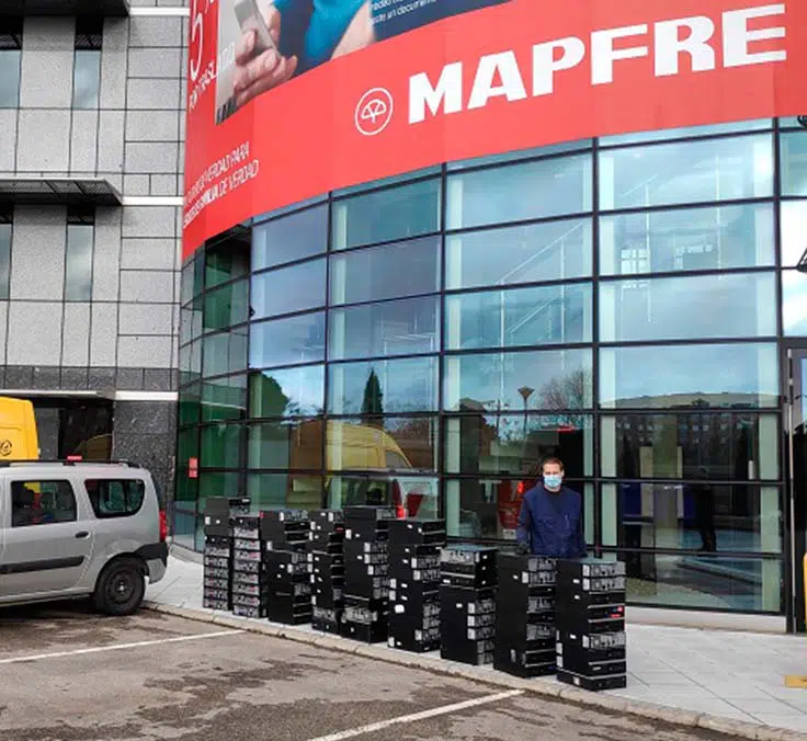 Mapfre dona más de 3.000 equipos informáticos a colegios , fundaciones y ONG para reducir la brecha digital