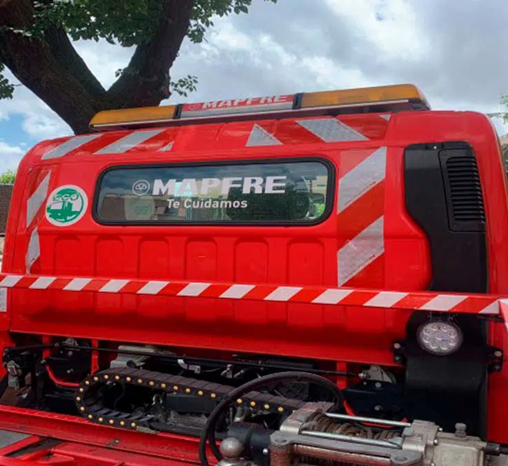 Mapfre incorpora la señalización de peligro en sus grúas para incrementar la seguridad del auxilio en carretera