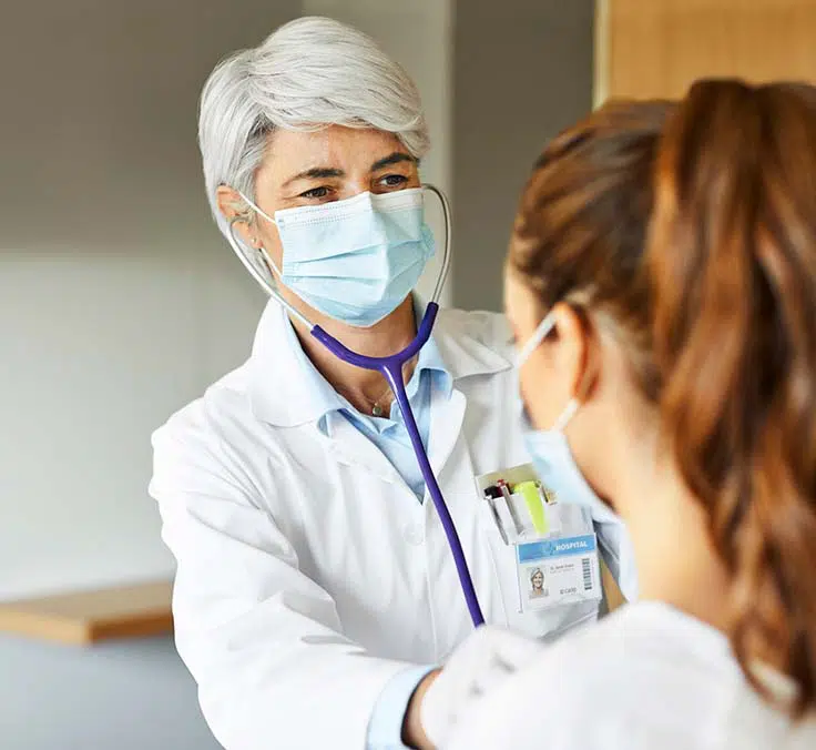 Savia incorpora servicios médicos a domicilio, entre los que se incluyen pruebas para la detección de covid-19