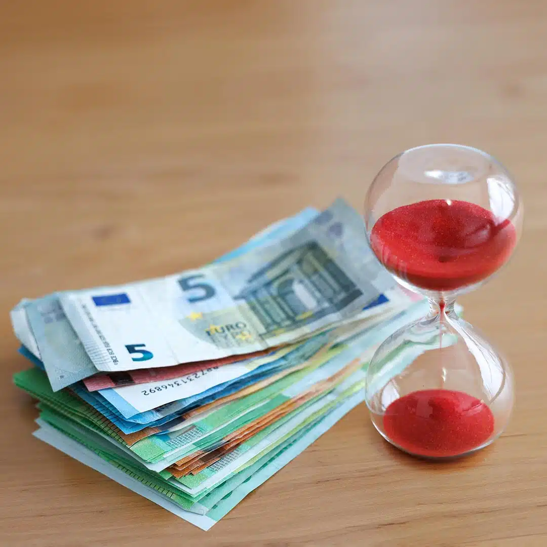 Ahorra hoy, invierte siempre: el poder del hábito financiero periódico