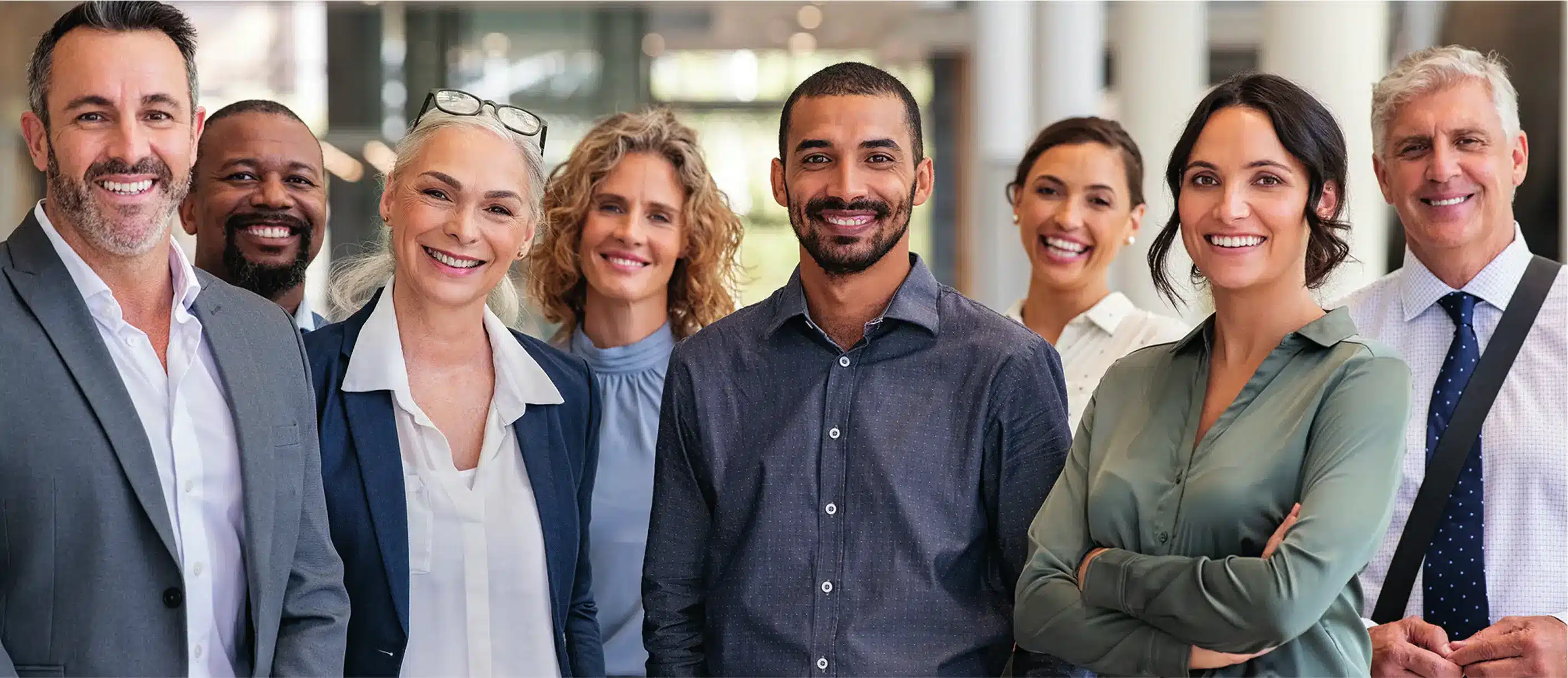 fondo-personas Grupo de personas adultas sonriendo en entorno profesional