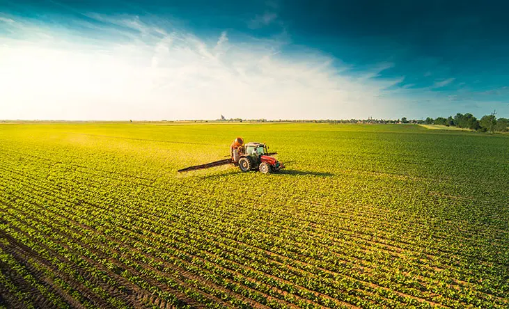 Imagen de un tractor en un campo