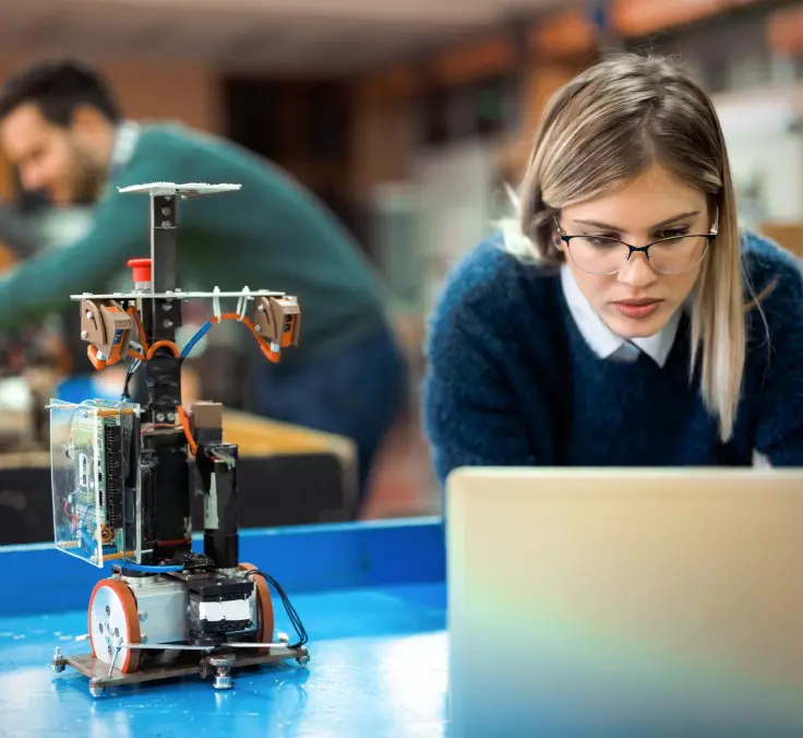 Reduzindo a lacuna em tecnologia e ciência: como trazer mais mulheres para carreiras STEM