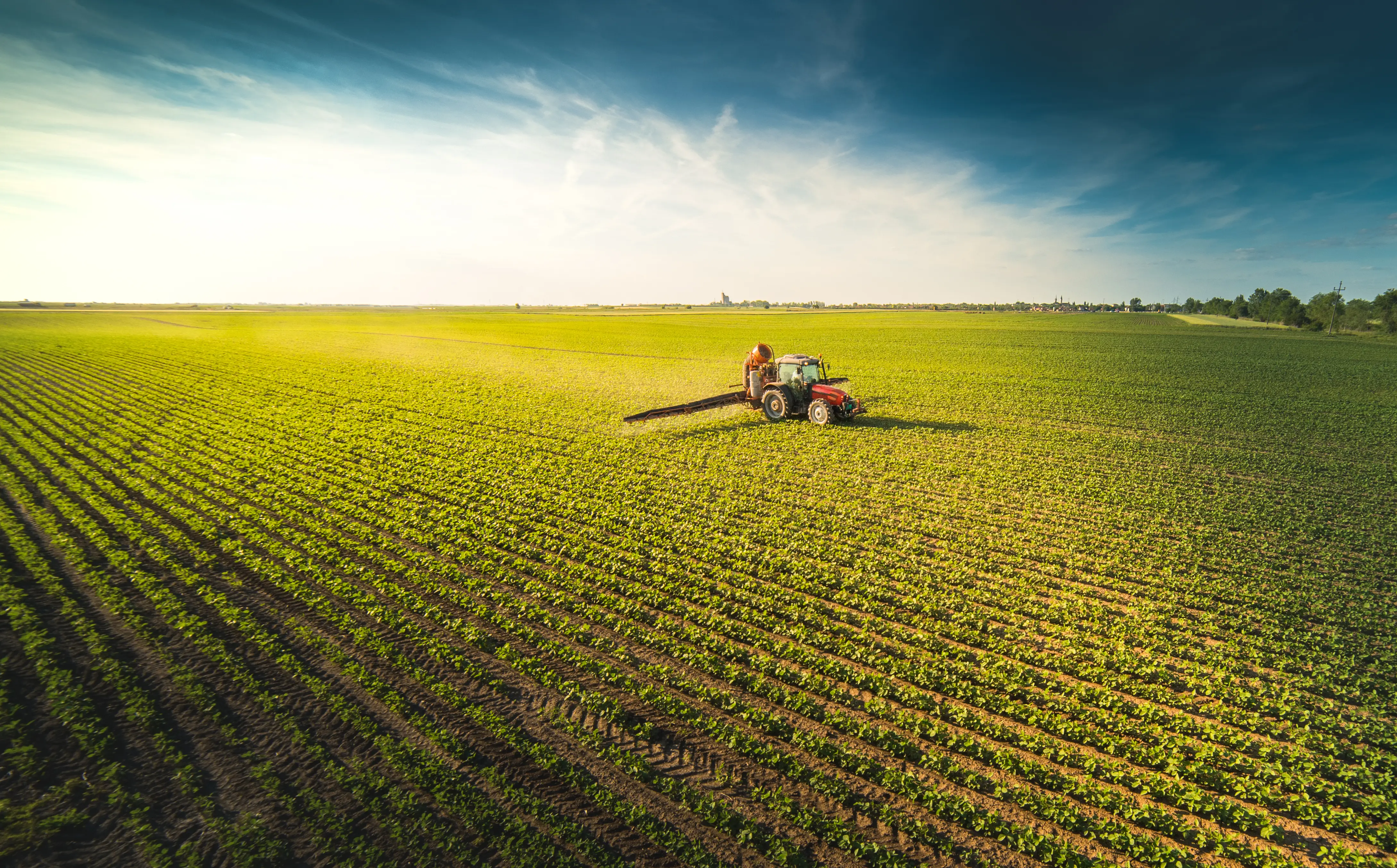 Imagen de un tractor en un campo